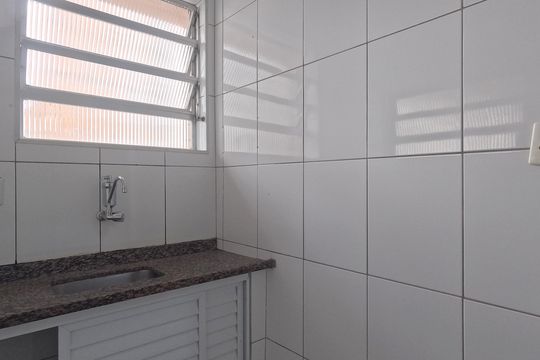 Cozinha de apartamento para alugar com 1 quarto, 40m² em Gonzaga, Santos