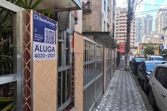 Fachada | Adesivo/Placa Quintoandar instalado  de apartamento para alugar com 1 quarto, 40m² em Gonzaga, Santos