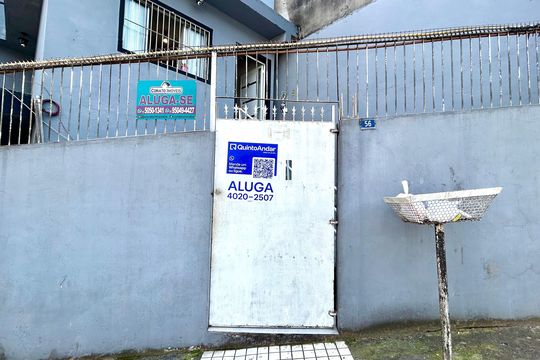 Placa instalada na fachada do imóvel de casa para alugar com 3 quartos, 76m² em Parque Jurema, Guarulhos