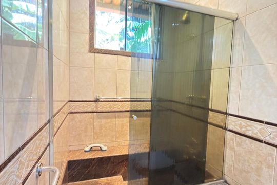 Banheiro da Suíte de casa de condomínio à venda com 8 quartos, 757m² em Estância do Hibisco, Contagem