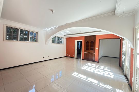 Sala de casa de condomínio à venda com 8 quartos, 757m² em Estância do Hibisco, Contagem