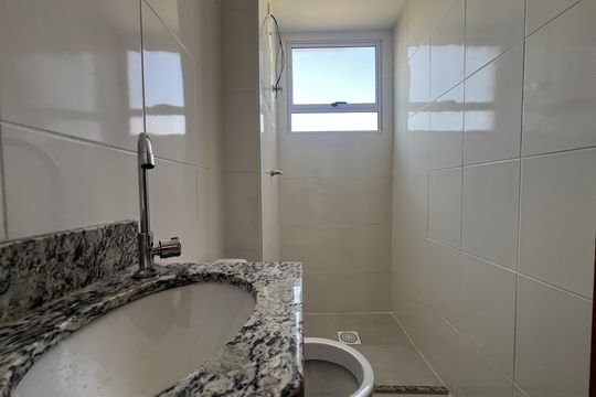 Banheiro Social de apartamento para alugar com 2 quartos, 49m² em Braúnas, Belo Horizonte
