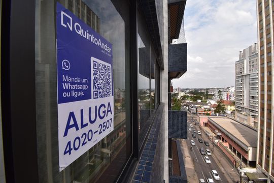 Placa de apartamento para alugar com 4 quartos, 200m² em Centro, Curitiba