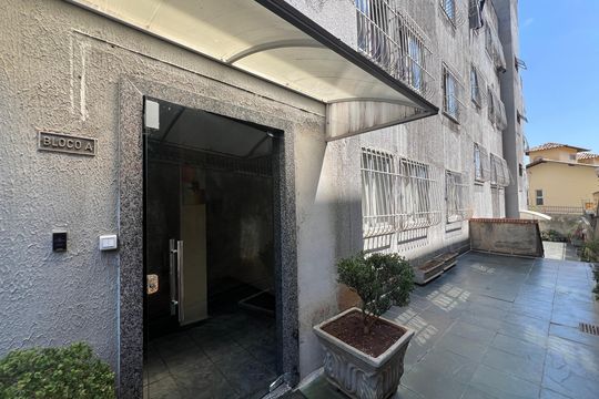 Hall de entrada de apartamento para alugar com 2 quartos, 52m² em Arvoredo, Contagem