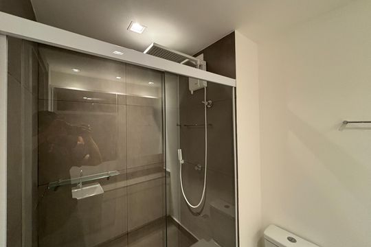 Banheiro  de kitnet/studio para alugar com 1 quarto, 28m² em Pinheiros, São Paulo