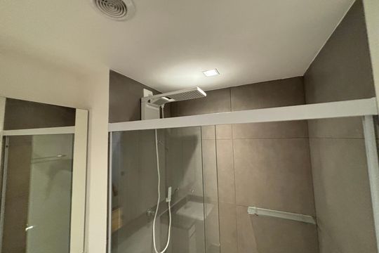 Banheiro  de kitnet/studio para alugar com 1 quarto, 28m² em Pinheiros, São Paulo