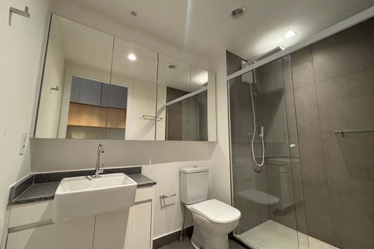 Banheiro de kitnet/studio para alugar com 1 quarto, 28m² em Pinheiros, São Paulo