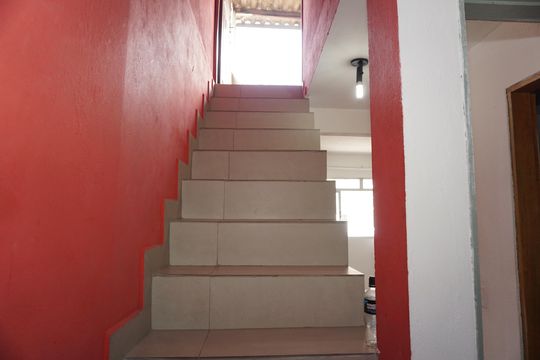 Escada 2 de casa para alugar com 2 quartos, 110m² em Parque Fernanda, Embu das Artes