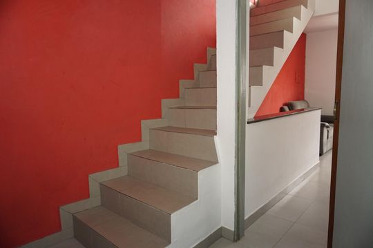 Escada 2 de casa para alugar com 2 quartos, 110m² em Parque Fernanda, Embu das Artes
