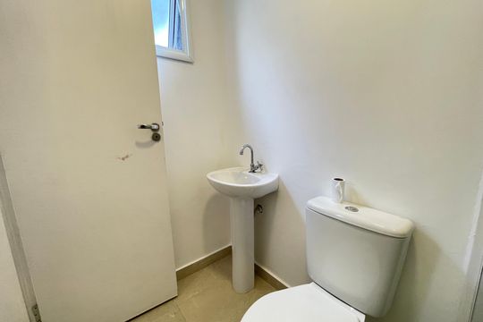 Banheiro de kitnet/studio para alugar com 1 quarto, 17m² em Jardim Peri Peri, São Paulo
