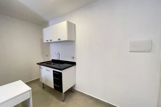 Cozinha de kitnet/studio para alugar com 1 quarto, 17m² em Jardim Peri Peri, São Paulo