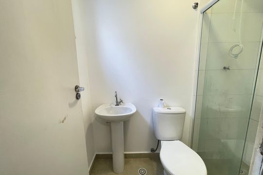 Banheiro de kitnet/studio para alugar com 1 quarto, 17m² em Jardim Peri Peri, São Paulo