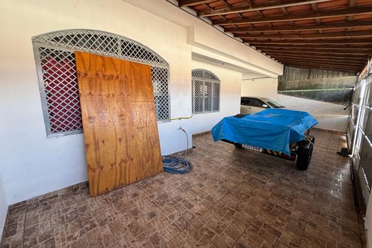 Garagem de casa à venda com 3 quartos, 170m² em Conjunto K, Brasília