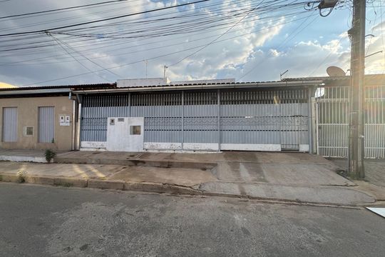 Fachada de casa à venda com 3 quartos, 170m² em Conjunto K, Brasília