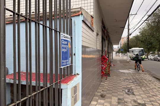 Placa instalada de apartamento para alugar com 4 quartos, 117m² em Estuário, Santos