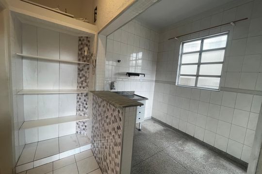 Cozinha de apartamento para alugar com 1 quarto, 50m² em Centro, São Vicente