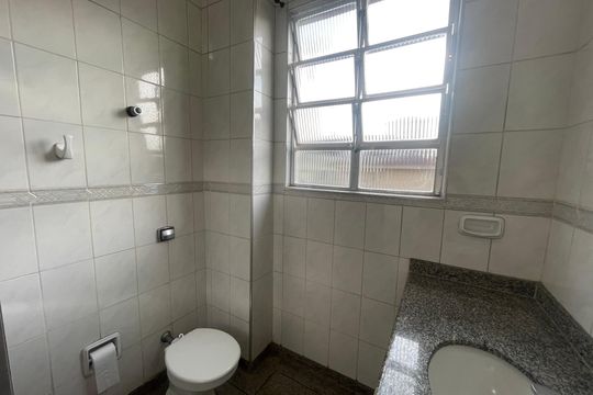 Banheiro de apartamento para alugar com 1 quarto, 50m² em Centro, São Vicente