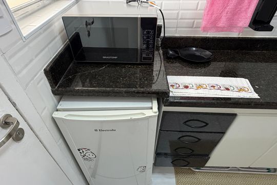 Cozinha de kitnet/studio para alugar com 1 quarto, 33m² em Gonzaga, Santos