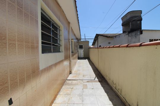 Corredor lateral de casa para alugar com 3 quartos, 100m² em Parque Sonia, São Paulo