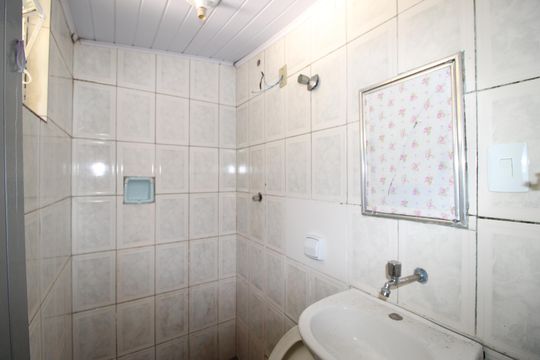 Banheiro da suíte de casa para alugar com 1 quarto, 40m² em Vila Taquari, São Paulo