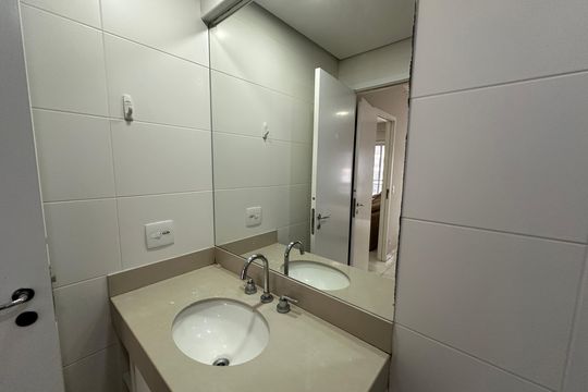 Banheiro da Suíte de apartamento para alugar com 1 quarto, 53m² em Alphaville Industrial, Barueri