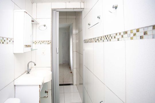 Banheiro de casa para alugar com 1 quarto, 30m² em Vila Guacuri, Diadema