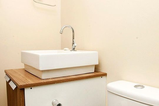 Banheiro de kitnet/studio para alugar com 1 quarto, 30m² em Centro Histórico, Porto Alegre