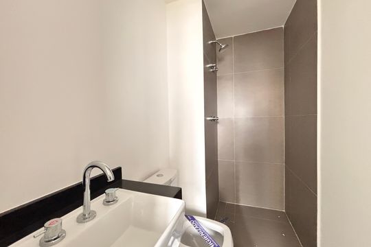 Banheiro de kitnet/studio à venda com 1 quarto, 37m² em Vila Olímpia, São Paulo