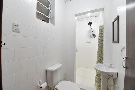 Banheiro de apartamento para alugar com 2 quartos, 66m² em Centro, Curitiba