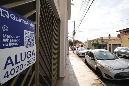 Plaquinha de apartamento para alugar com 4 quartos, 80m² em Osvaldo Rezende, Uberlândia
