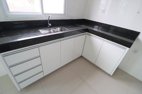 Cozinha de apartamento para alugar com 3 quartos, 132m² em Santa Mônica, Uberlândia