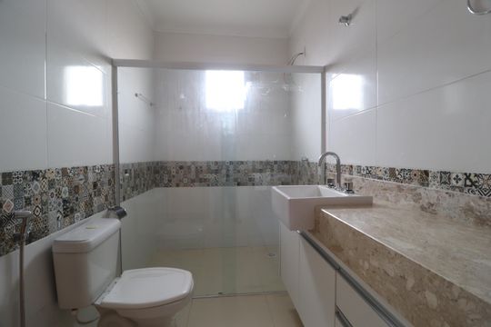 Banheiro do Quarto 1 de apartamento para alugar com 3 quartos, 132m² em Santa Mônica, Uberlândia