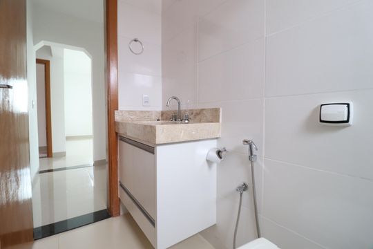 Banheiro Social de apartamento para alugar com 3 quartos, 132m² em Santa Mônica, Uberlândia