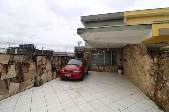 Garagem de casa à venda com 3 quartos, 180m² em Cidade Centenário, São Paulo