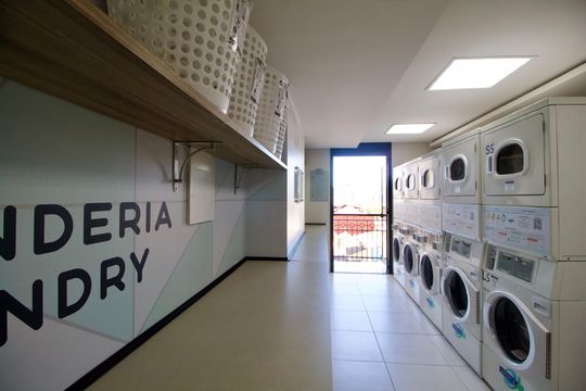 Área comum - Lavanderia 24h de apartamento para alugar com 1 quarto, 35m² em Centro, Curitiba