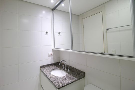Banheiro Suite de apartamento para alugar com 1 quarto, 35m² em Centro, Curitiba