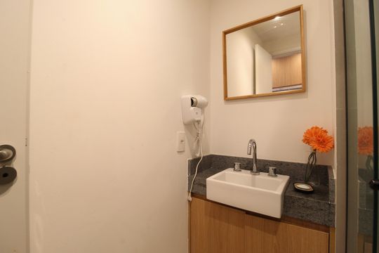 Banheiro de kitnet/studio à venda com 1 quarto, 24m² em Indianópolis, São Paulo