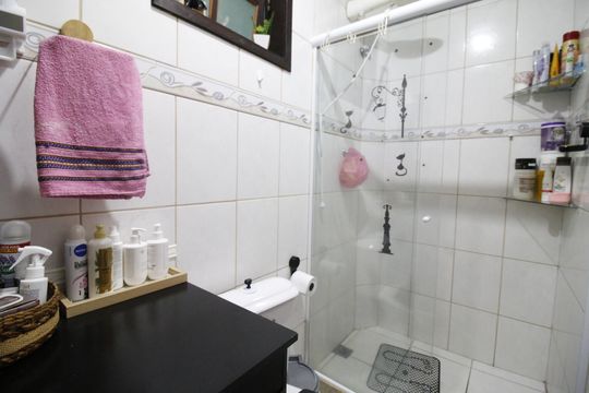 Banheiro da Suíte 1 de casa de condomínio à venda com 2 quartos, 85m² em Tanque, Rio de Janeiro
