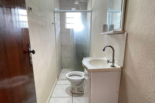 Banheiro de casa para alugar com 1 quarto, 32m² em Jardim Bonfiglioli, São Paulo