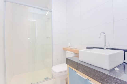 Banheiro de kitnet/studio para alugar com 1 quarto, 27m² em Centro, Guarulhos