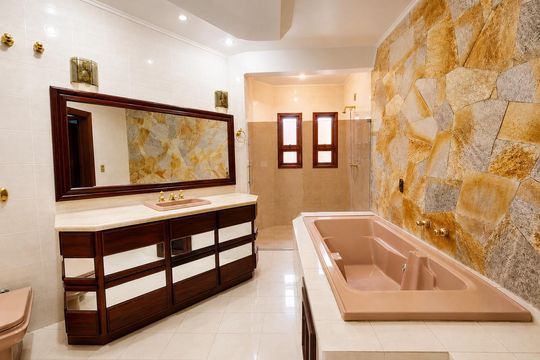 Banheiro da suíte de casa para alugar com 4 quartos, 310m² em Marechal Rondon, Canoas