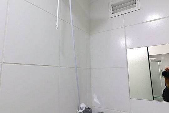 Banheiro da Suíte de apartamento para alugar com 3 quartos, 67m² em Vila Ipiranga, Porto Alegre