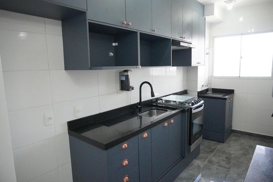 Cozinha de apartamento à venda com 2 quartos, 52m² em Fazendinha, Santana de Parnaíba