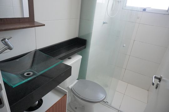Banheiro de apartamento à venda com 2 quartos, 52m² em Fazendinha, Santana de Parnaíba