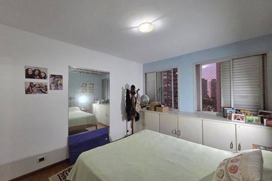 Suíte de apartamento à venda com 3 quartos, 136m² em Moema, São Paulo