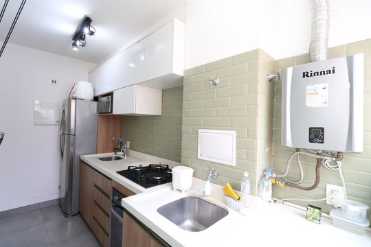 Cozinha e Área de serviço  de apartamento para alugar com 1 quarto, 49m² em Alto da Lapa, São Paulo