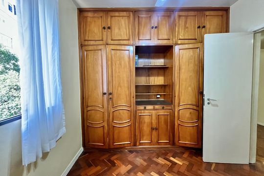Quarto 1 de apartamento à venda com 2 quartos, 70m² em Copacabana, Rio de Janeiro