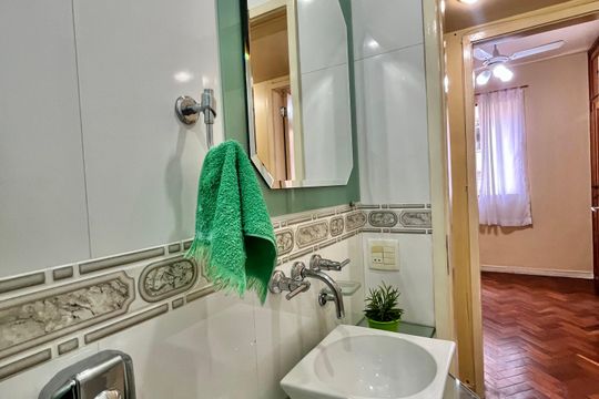 Banheiro social de apartamento à venda com 2 quartos, 70m² em Copacabana, Rio de Janeiro