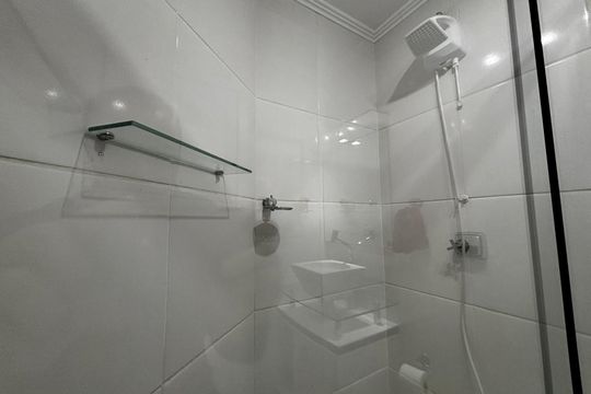 Banheiro de apartamento para alugar com 1 quarto, 33m² em Boa Vista, Porto Alegre