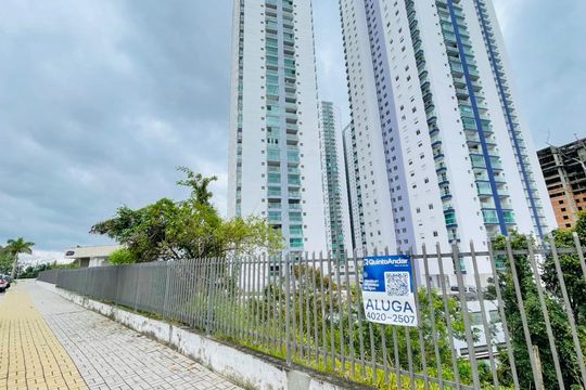 Fachada com placa de apartamento para alugar com 4 quartos, 132m² em Jardim Branca Flor, Embu das Artes